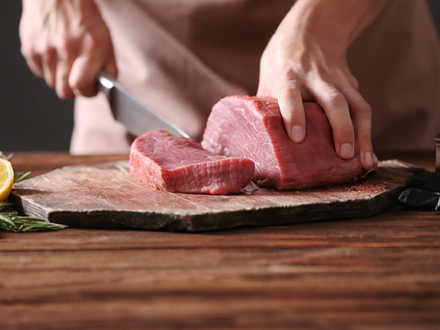 Meat cutting. Готовка мяса. Мясо на доске. Нож для мяса.